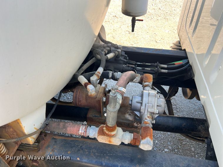 image for item NA9220 1996 International 4900  tank truck