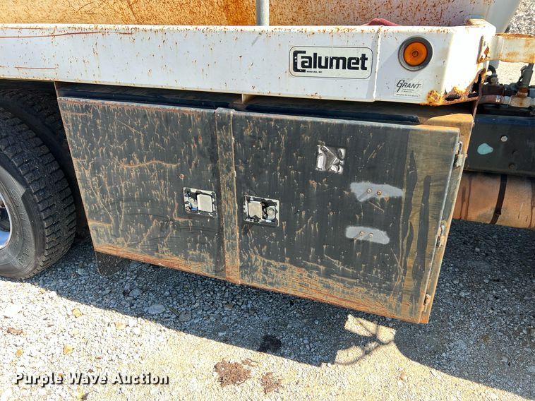 image for item NA9220 1996 International 4900  tank truck