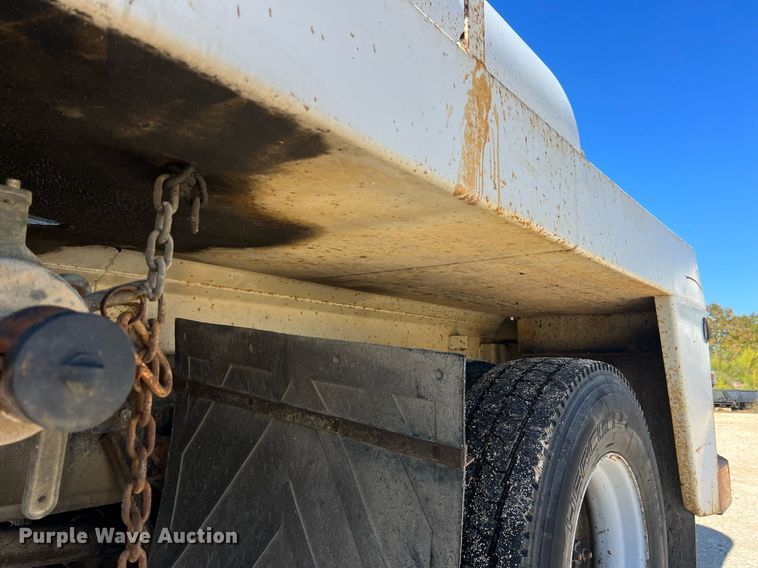 image for item NA9220 1996 International 4900  tank truck