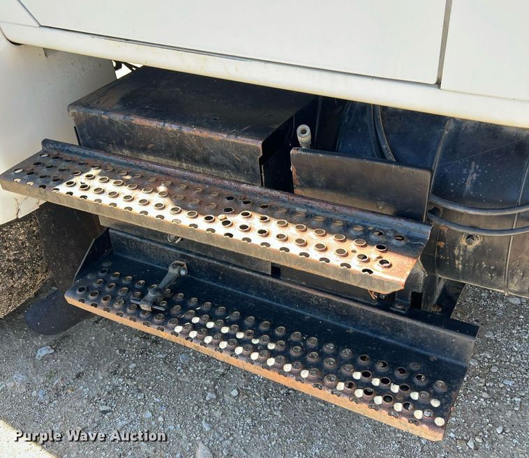 image for item NA9220 1996 International 4900  tank truck