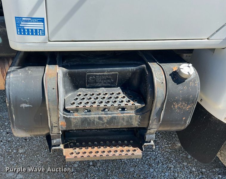 image for item NA9220 1996 International 4900  tank truck