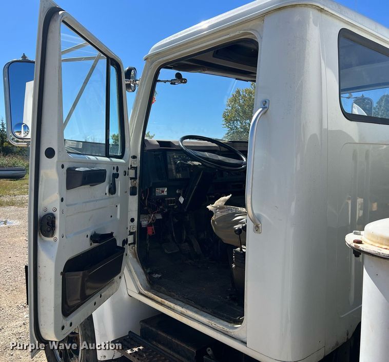 image for item NA9220 1996 International 4900  tank truck