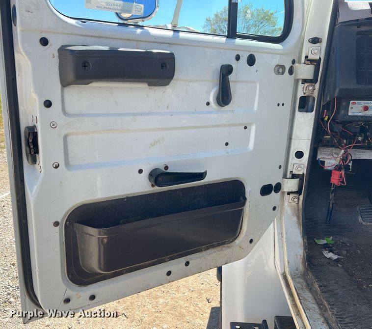 image for item NA9220 1996 International 4900  tank truck