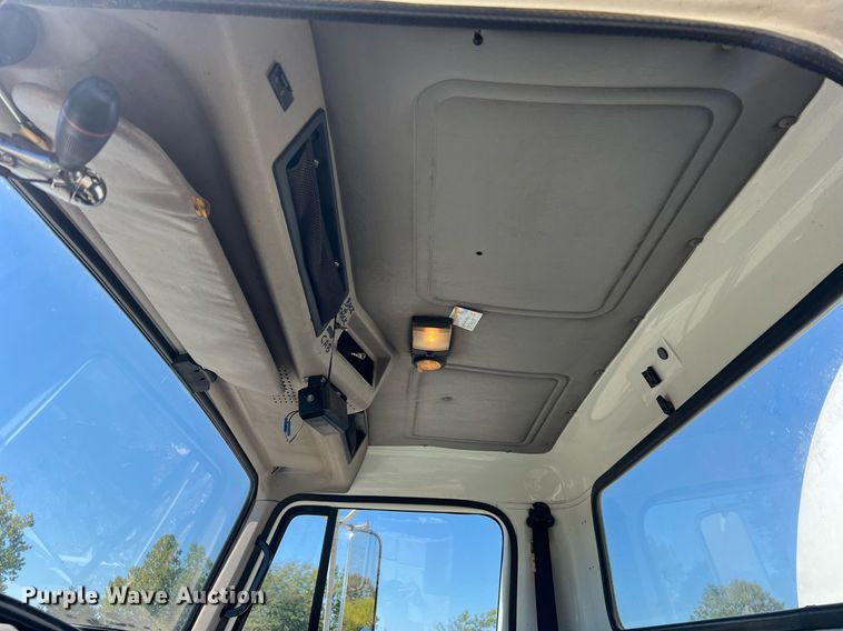 image for item NA9220 1996 International 4900  tank truck