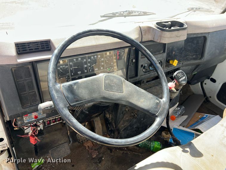 image for item NA9220 1996 International 4900  tank truck