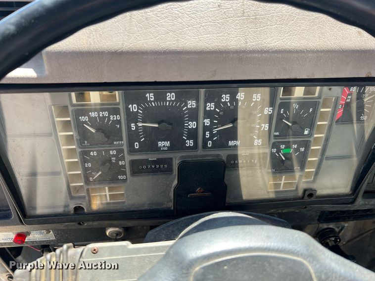 image for item NA9220 1996 International 4900  tank truck