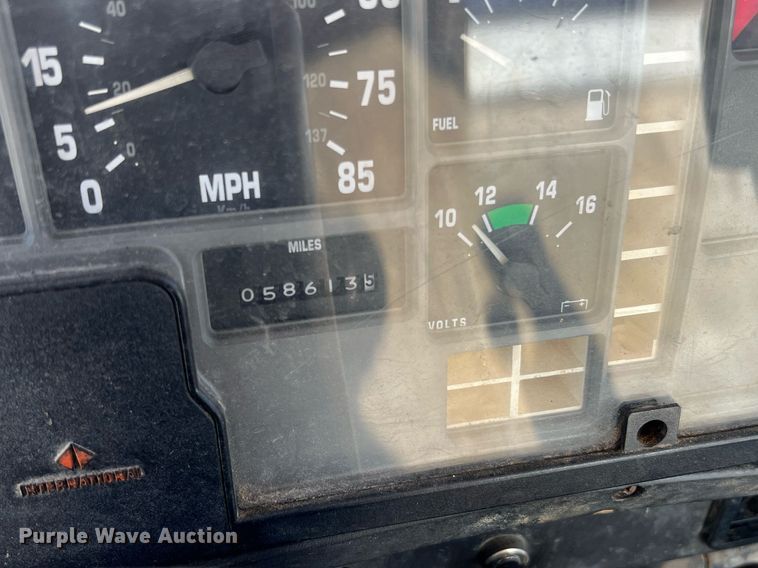 image for item NA9220 1996 International 4900  tank truck