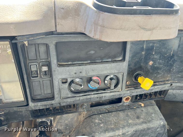 image for item NA9220 1996 International 4900  tank truck