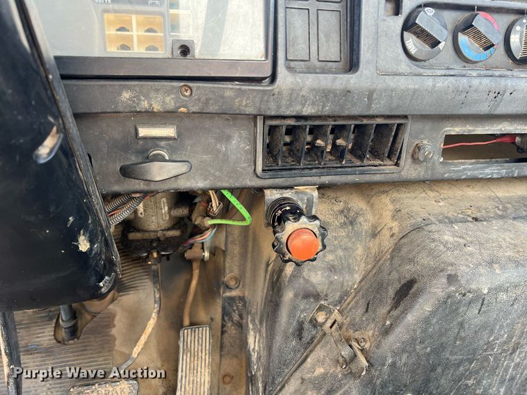 image for item NA9220 1996 International 4900  tank truck