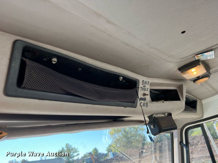 image for item NA9220 1996 International 4900  tank truck