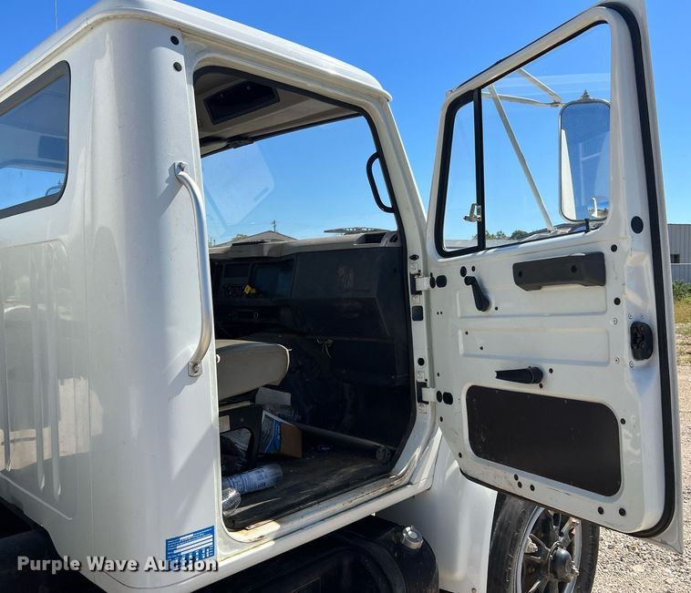 image for item NA9220 1996 International 4900  tank truck