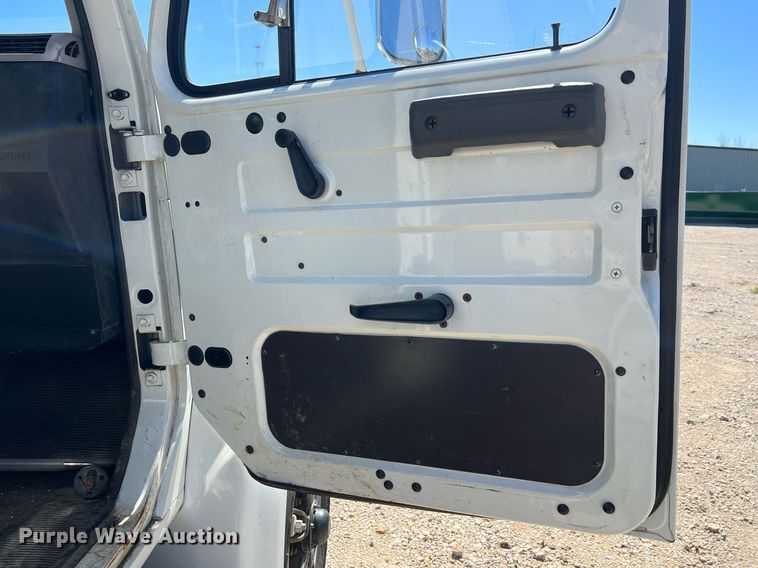 image for item NA9220 1996 International 4900  tank truck