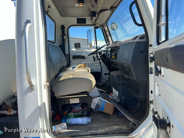 image for item NA9220 1996 International 4900  tank truck