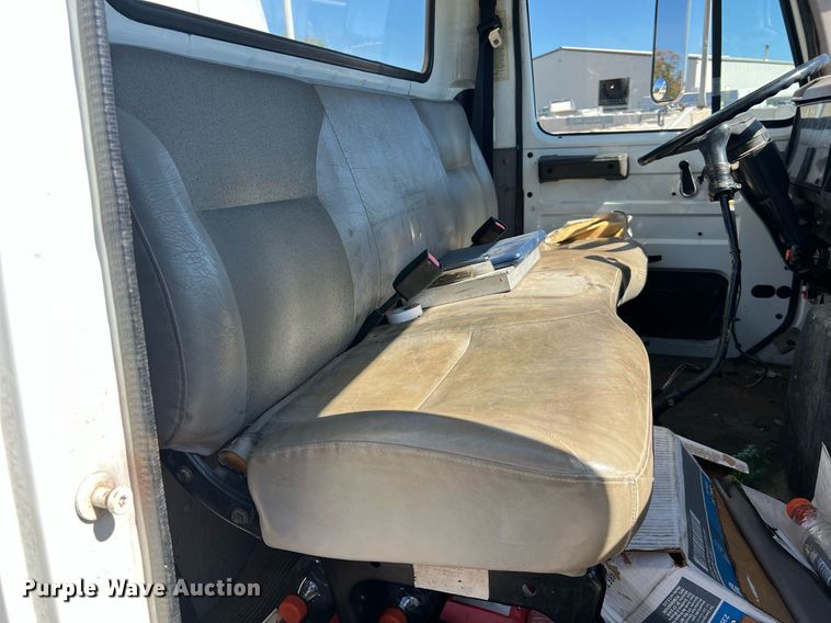 image for item NA9220 1996 International 4900  tank truck