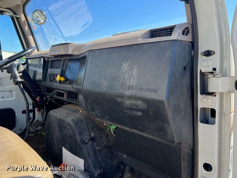 image for item NA9220 1996 International 4900  tank truck