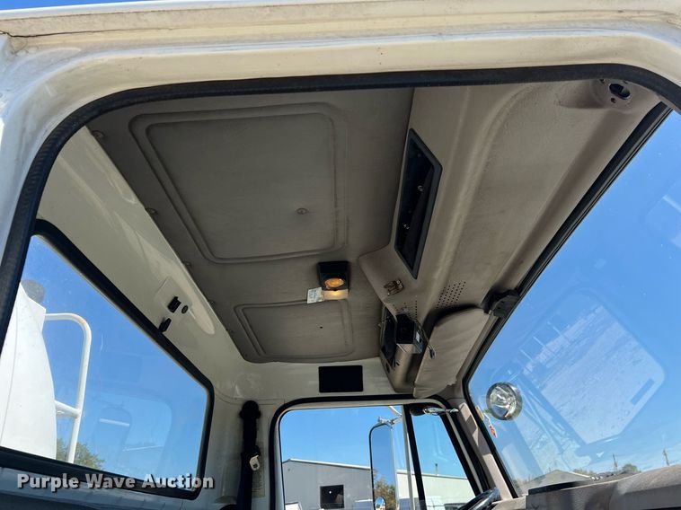 image for item NA9220 1996 International 4900  tank truck