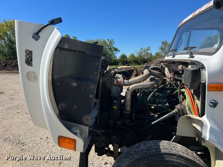 image for item NA9220 1996 International 4900  tank truck