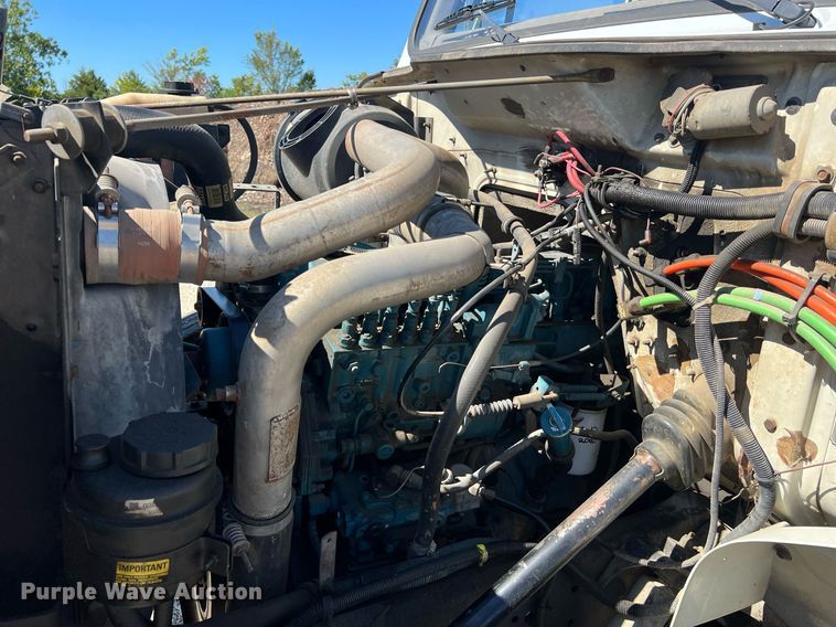 image for item NA9220 1996 International 4900  tank truck