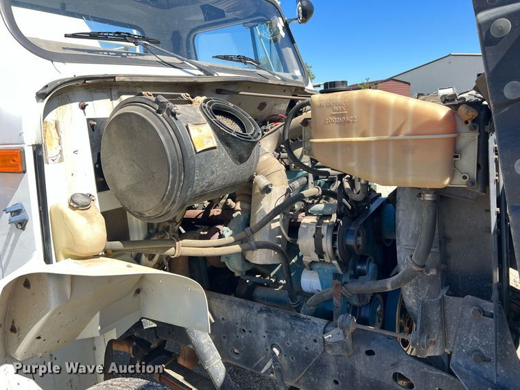 image for item NA9220 1996 International 4900  tank truck