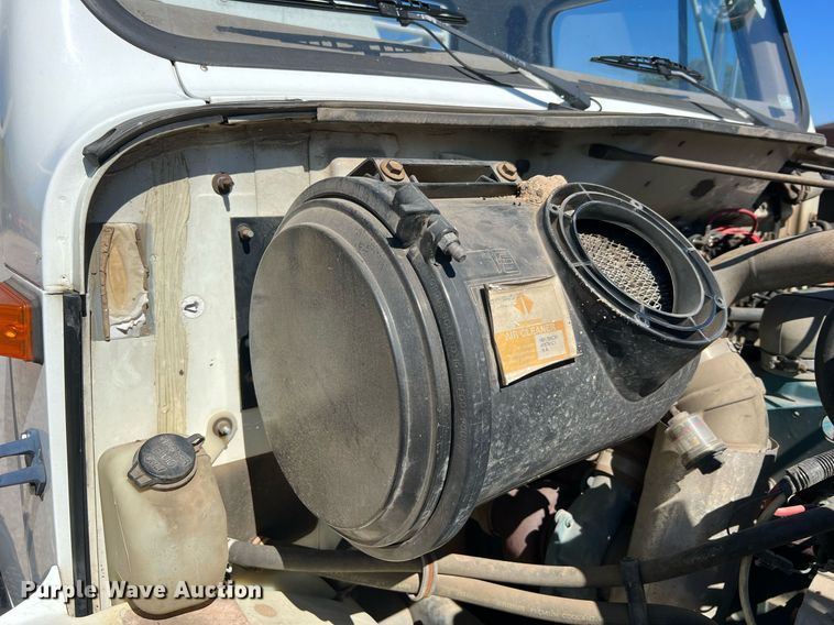 image for item NA9220 1996 International 4900  tank truck