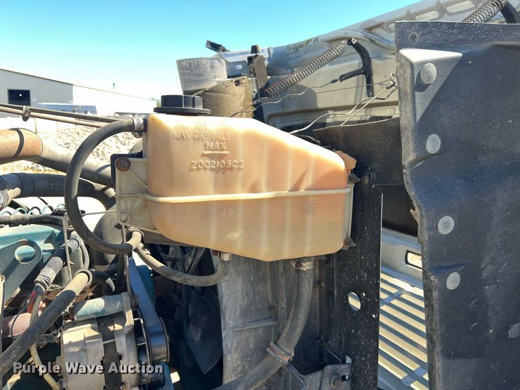 image for item NA9220 1996 International 4900  tank truck