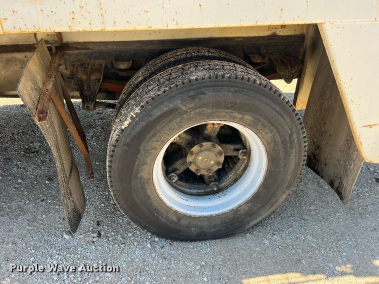 image for item NA9220 1996 International 4900  tank truck