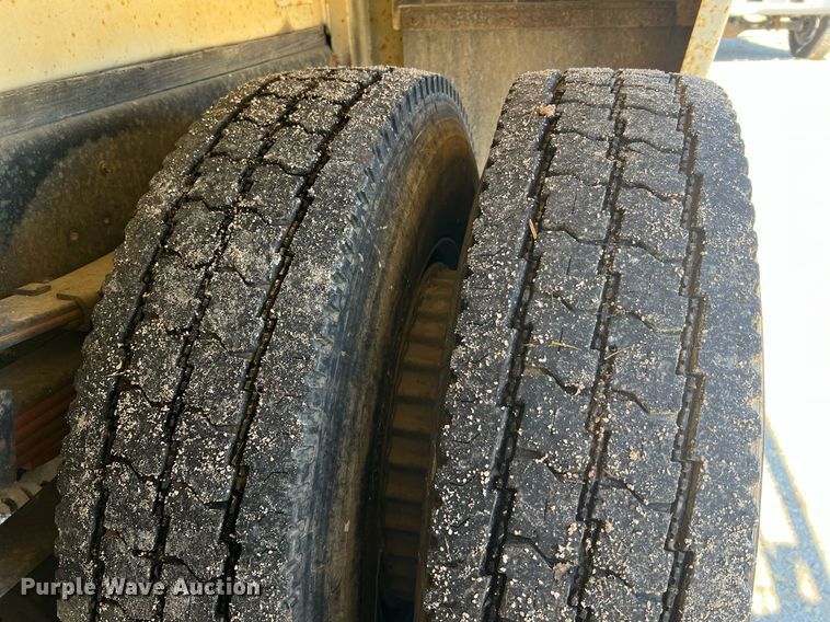 image for item NA9220 1996 International 4900  tank truck