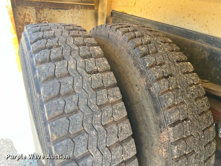 image for item NA9220 1996 International 4900  tank truck