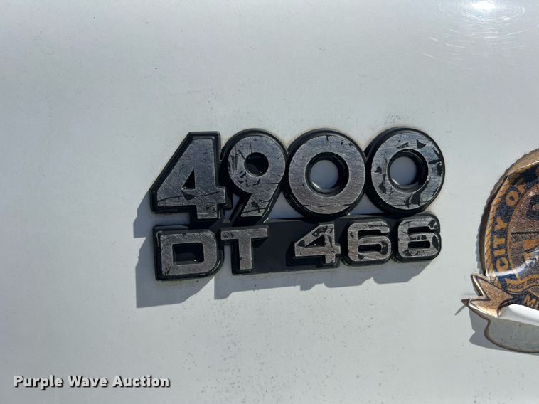 image for item NA9220 1996 International 4900  tank truck