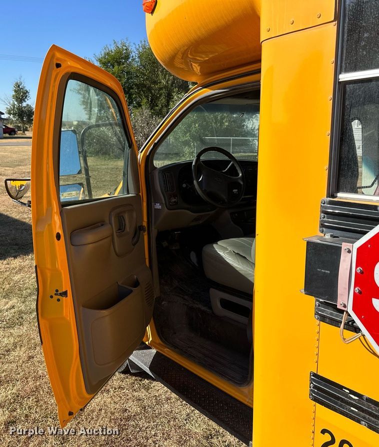 image for item NP9682 2000 Chevrolet Express 3500  school bus