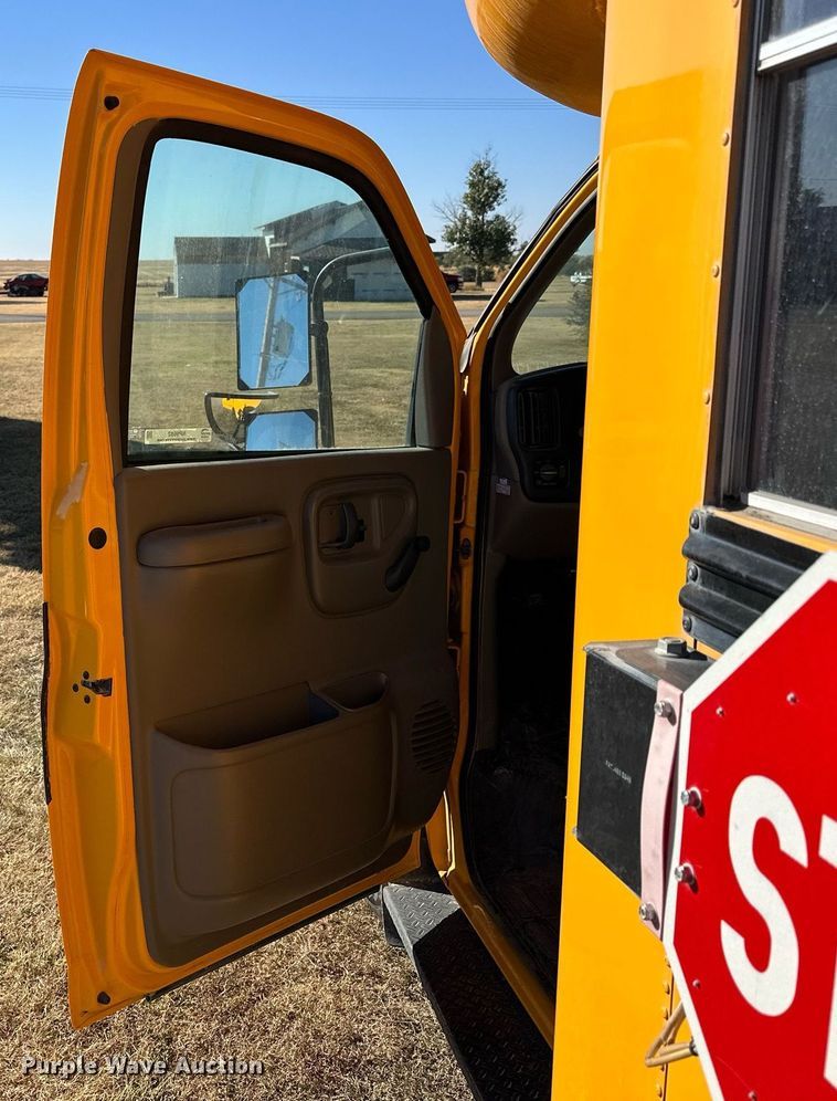 image for item NP9682 2000 Chevrolet Express 3500  school bus