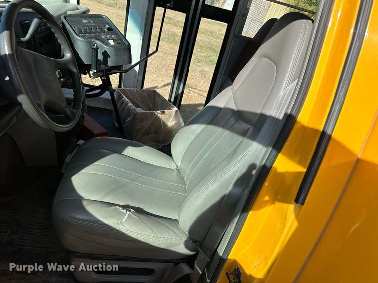 image for item NP9682 2000 Chevrolet Express 3500  school bus