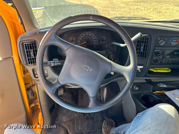 image for item NP9682 2000 Chevrolet Express 3500  school bus