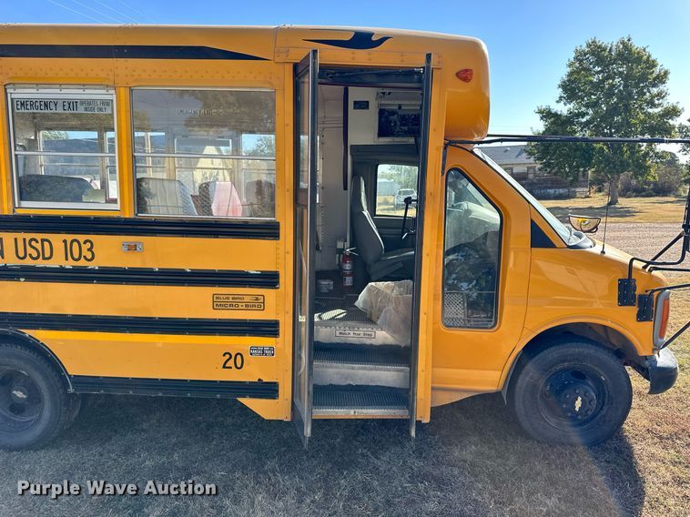 image for item NP9682 2000 Chevrolet Express 3500  school bus
