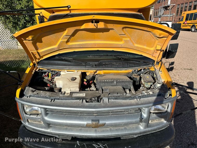 image for item NP9682 2000 Chevrolet Express 3500  school bus