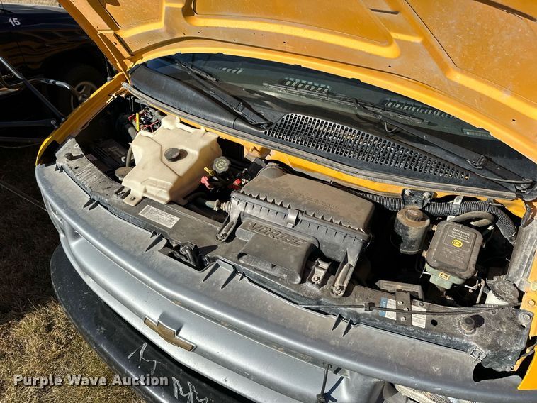 image for item NP9682 2000 Chevrolet Express 3500  school bus