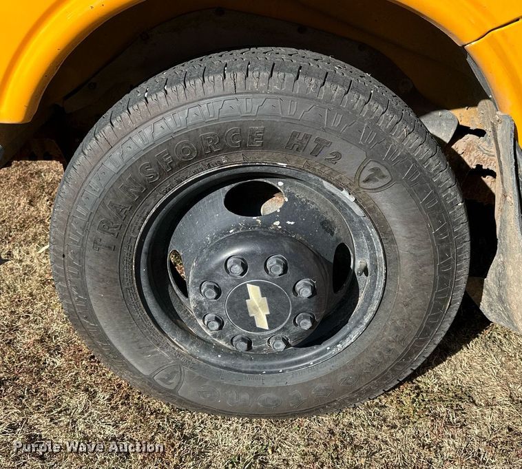 image for item NP9682 2000 Chevrolet Express 3500  school bus