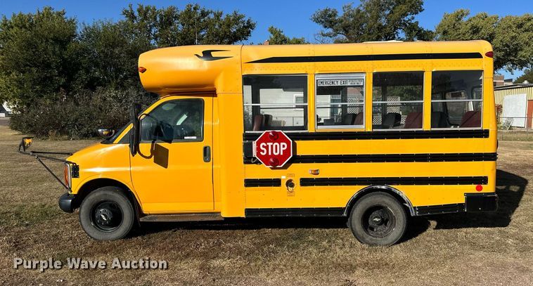 image for item NP9683 2002 Chevrolet Express 3500  school bus