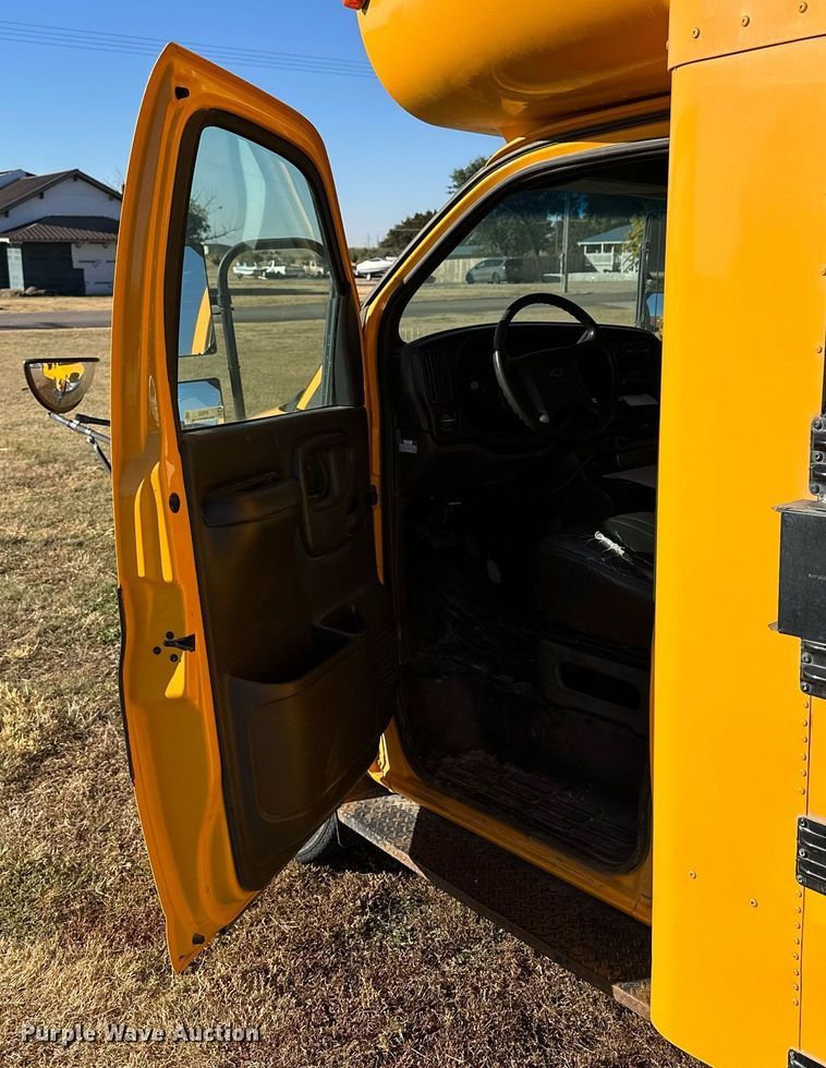 image for item NP9683 2002 Chevrolet Express 3500  school bus