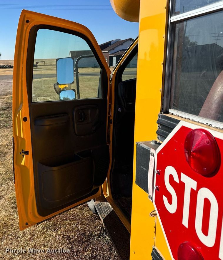 image for item NP9683 2002 Chevrolet Express 3500  school bus