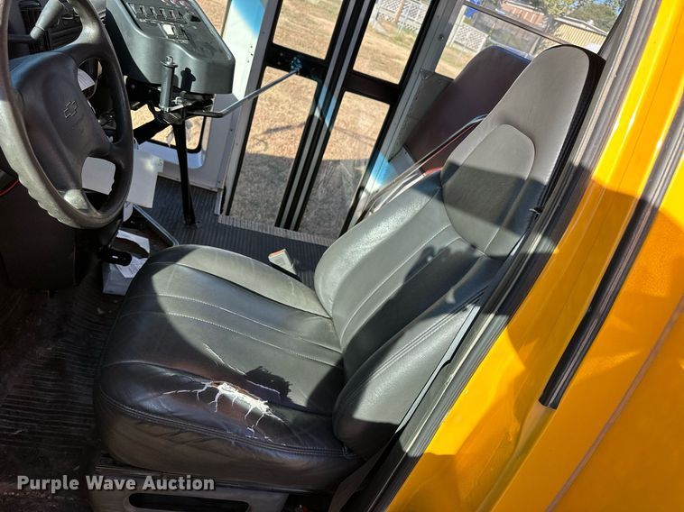 image for item NP9683 2002 Chevrolet Express 3500  school bus