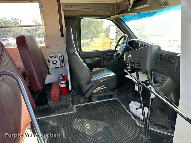image for item NP9683 2002 Chevrolet Express 3500  school bus
