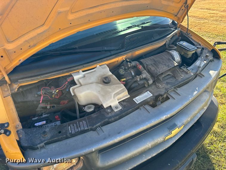 image for item NP9683 2002 Chevrolet Express 3500  school bus