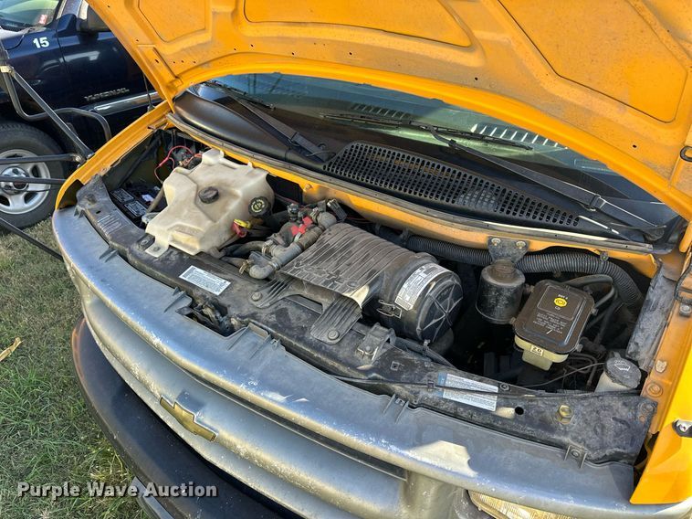 image for item NP9683 2002 Chevrolet Express 3500  school bus