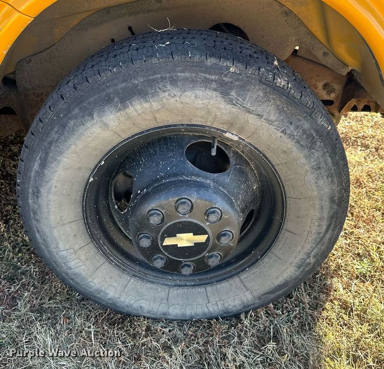 image for item NP9683 2002 Chevrolet Express 3500  school bus