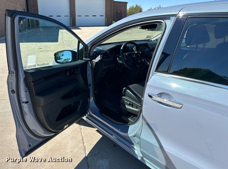 image for item NP9697 2023 Honda Odyssey Elite  van