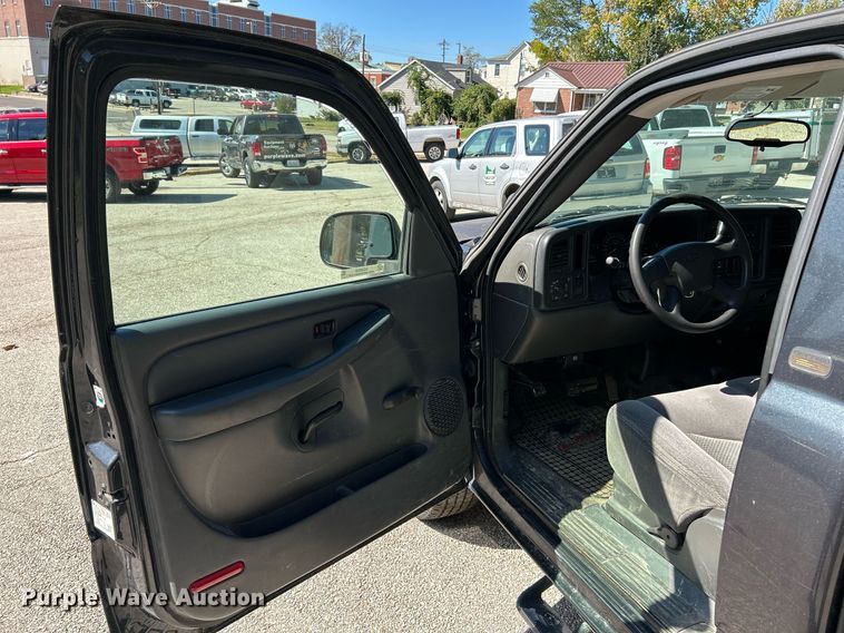 image for item NQ9858 2005 Chevrolet  Silverado 1500 pickup truck