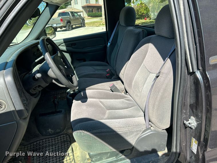 image for item NQ9858 2005 Chevrolet  Silverado 1500 pickup truck