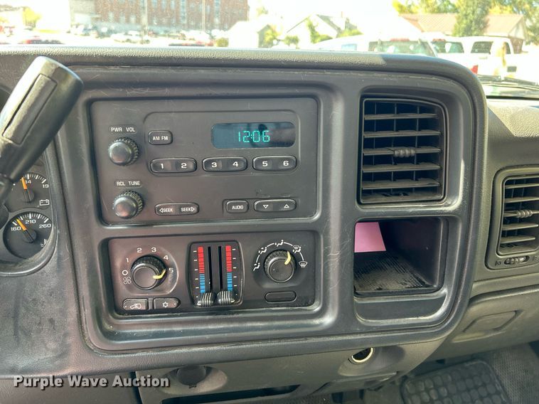 image for item NQ9858 2005 Chevrolet  Silverado 1500 pickup truck