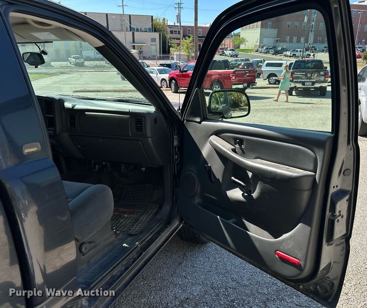 image for item NQ9858 2005 Chevrolet  Silverado 1500 pickup truck